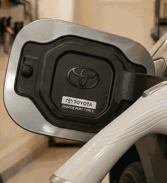 Зареждане на Toyota EV с Wallbox.GURU
